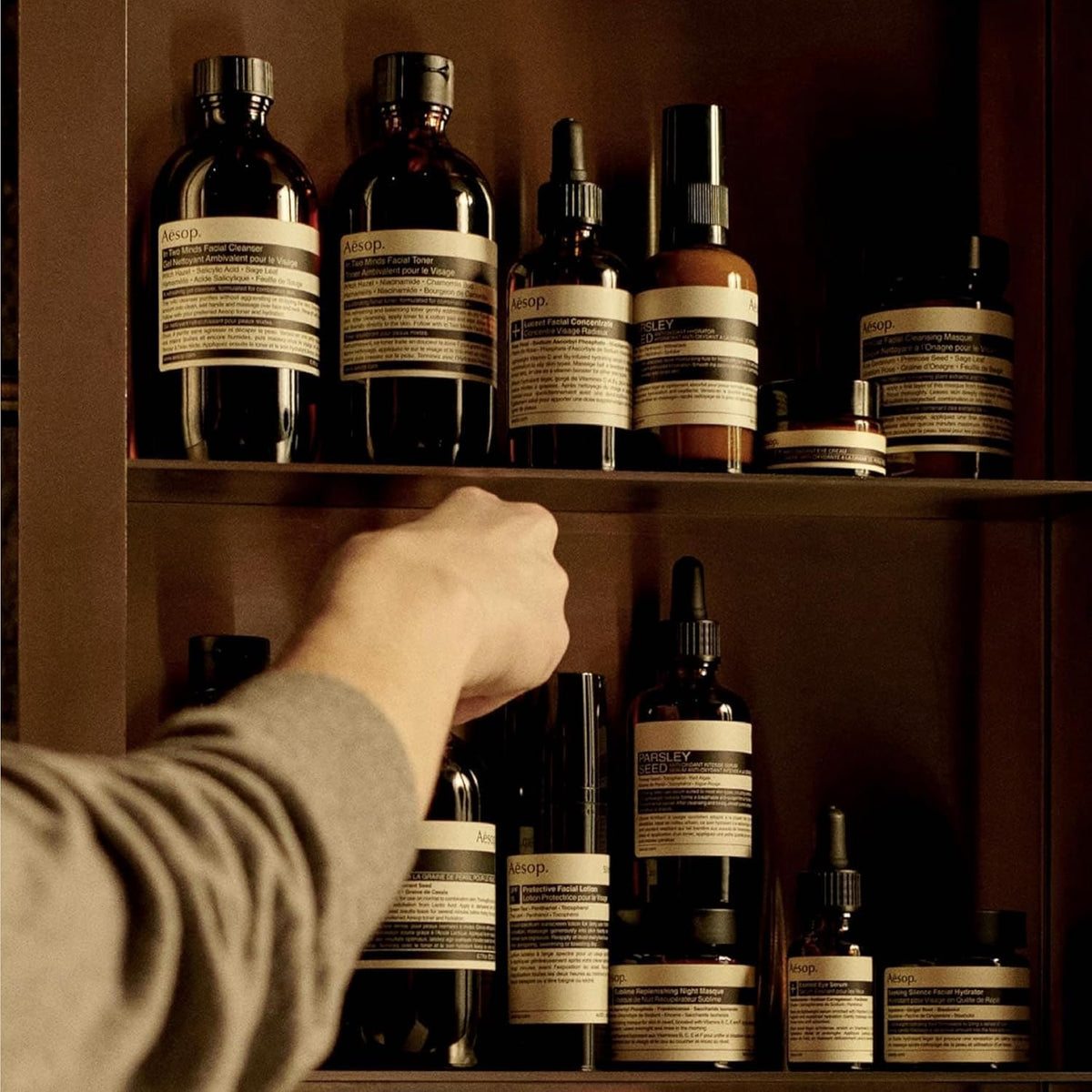 Aesop A Rose By Any Other Name Body Cleanser 500 mL with rose petals