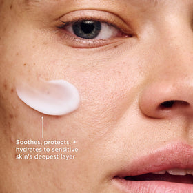 AESTURA ATOBARRIER365 Hydro Soothing Gel Cream texture close-up