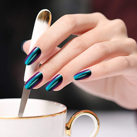 Application of chrome powder on nails