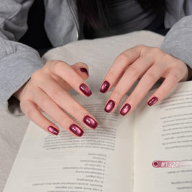 Application of GAOY gel polish on nails