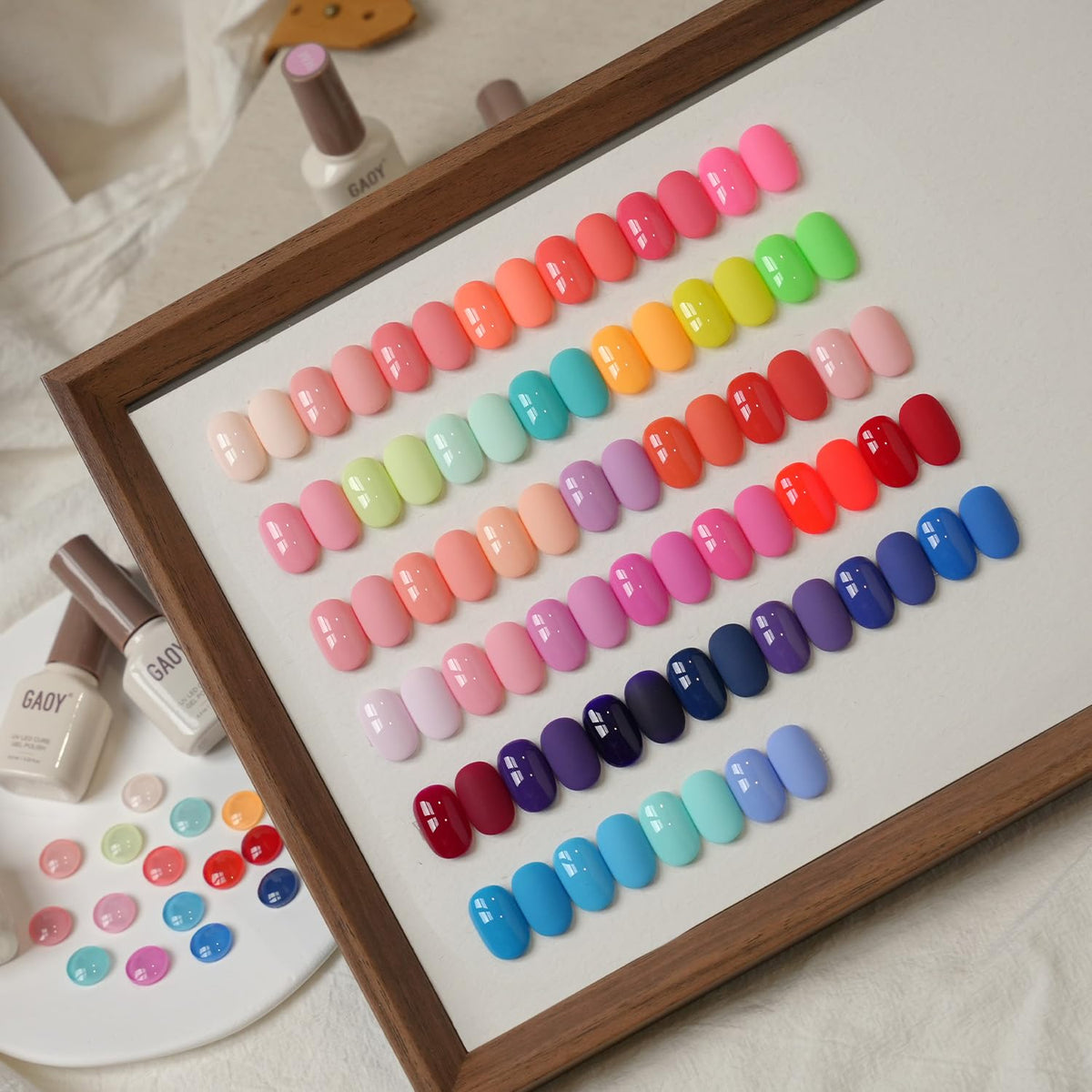 Application of GAOY gel polish on nails with UV lamp