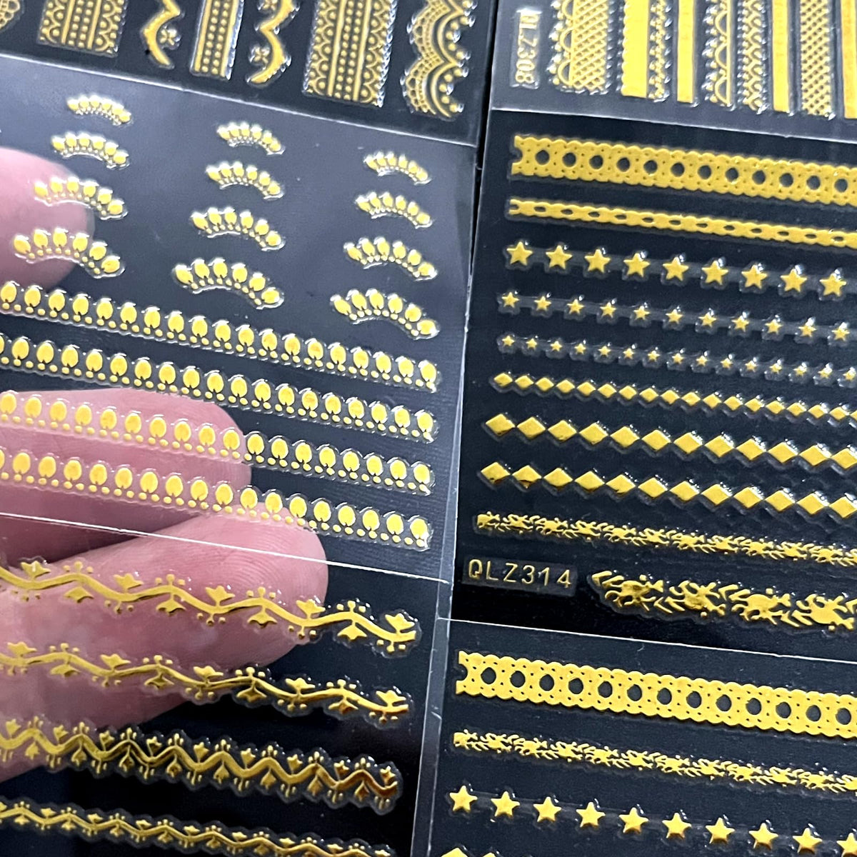Application of SPLOCUDU gold nail stickers on acrylic nails