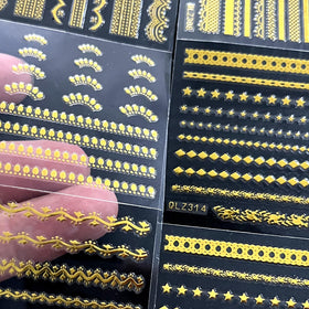 Application of SPLOCUDU gold nail stickers on acrylic nails