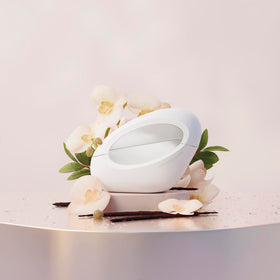 Ariana Grande MOD Vanilla Eau De Parfum close-up of cap