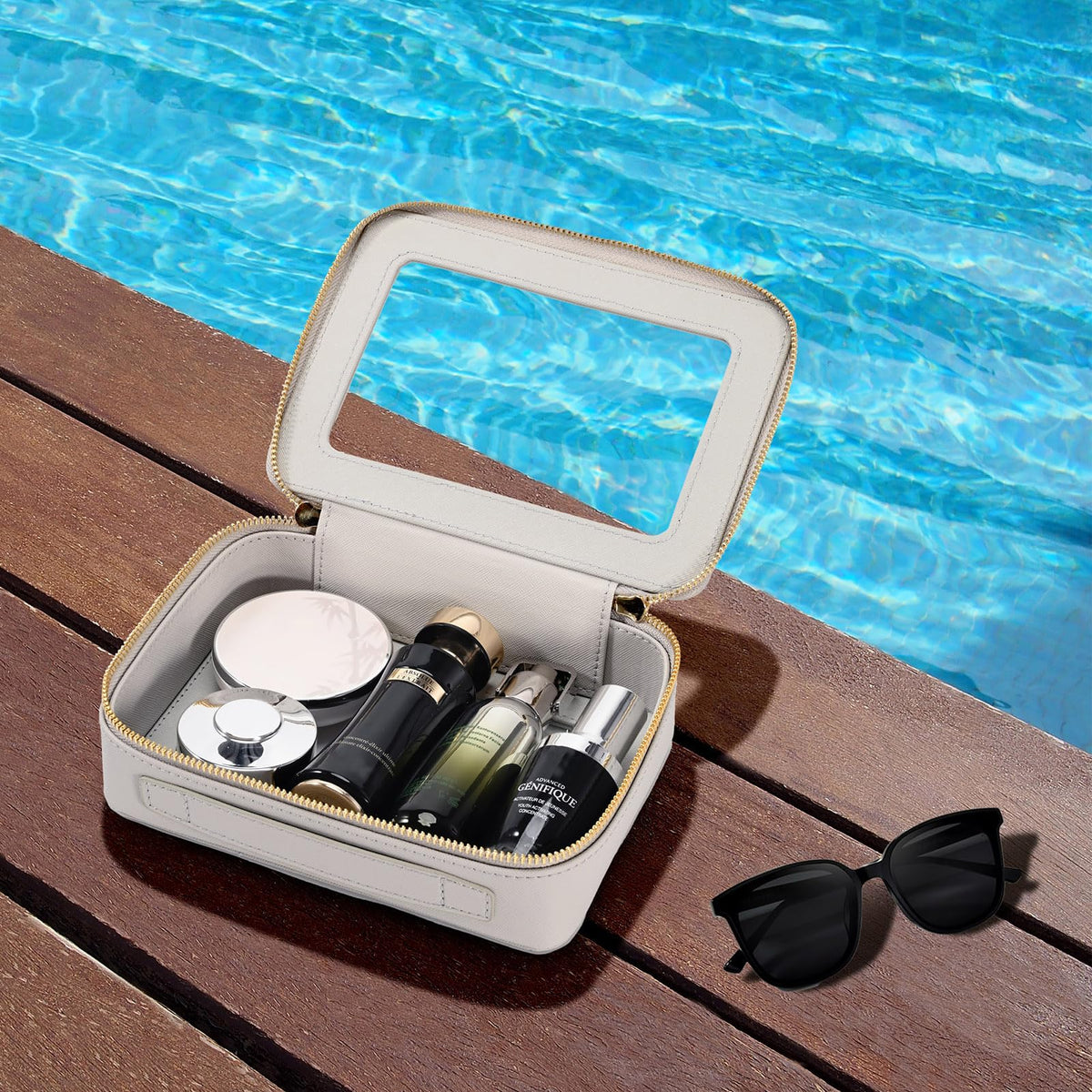 Aveniee Clear Makeup Bag Organizer close-up of PU leather material