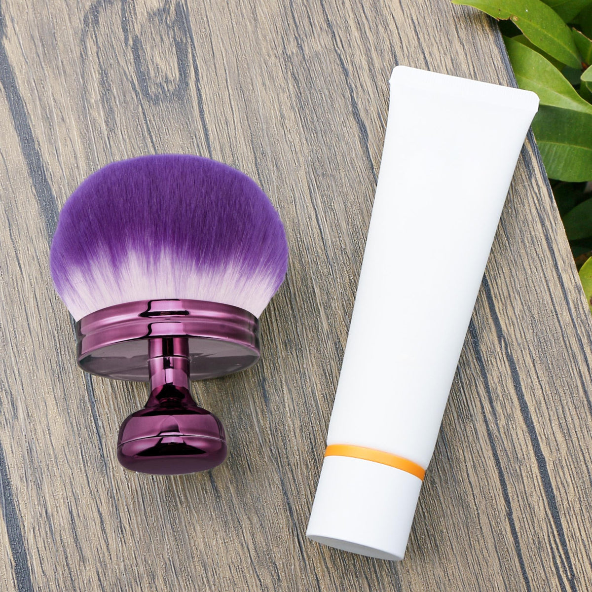 BABYSHEEP brush demonstrating application technique