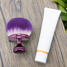 BABYSHEEP brush demonstrating application technique