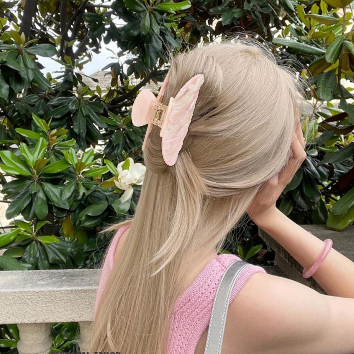 Back view of ACO-UINT Hair Claw Clip