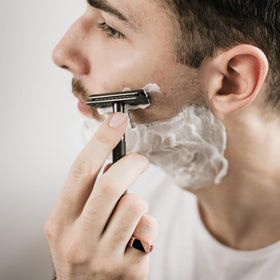 Bambaw razor blades next to a safety razor