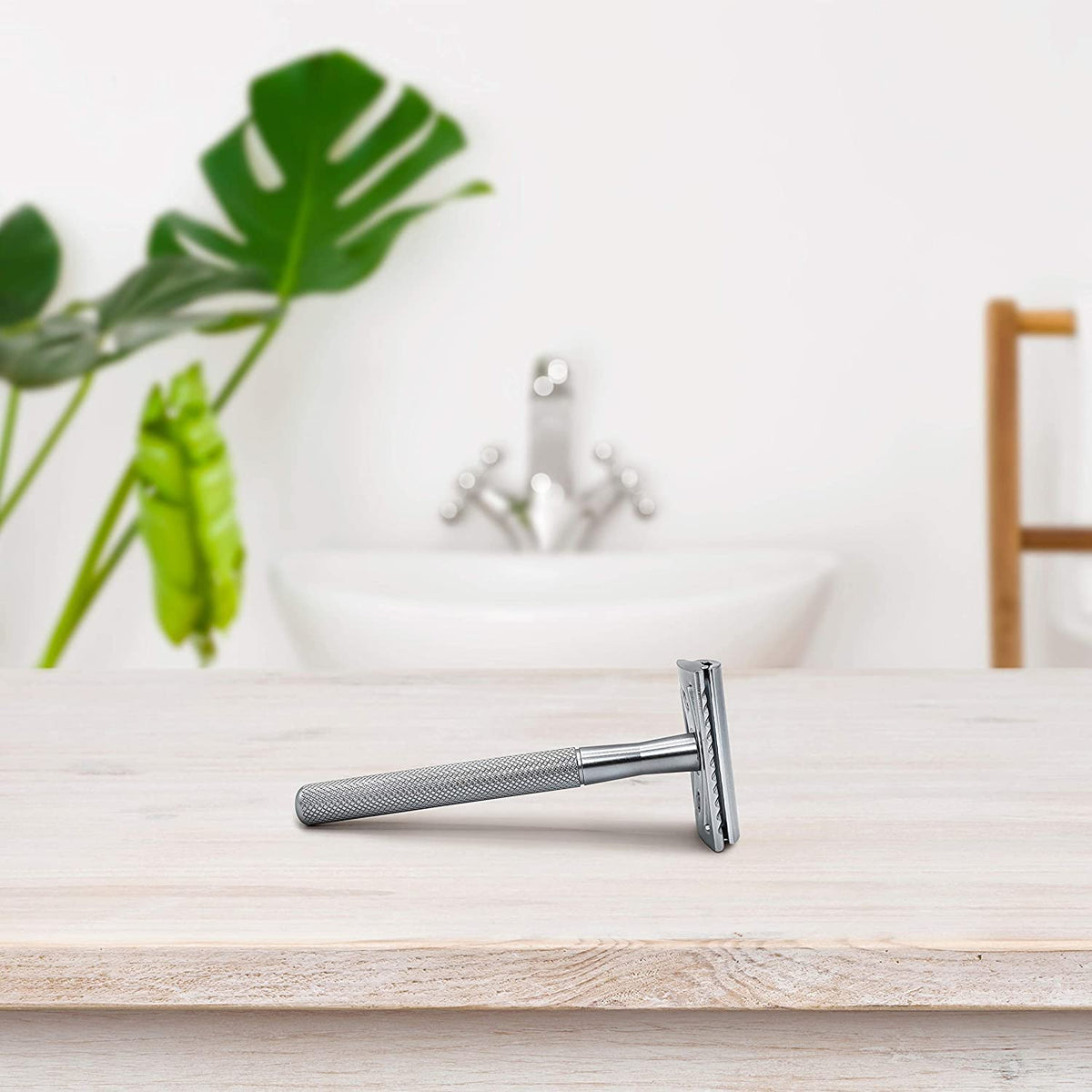 Bambaw safety razor with included stainless steel blades