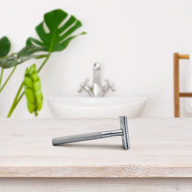 Bambaw safety razor with included stainless steel blades