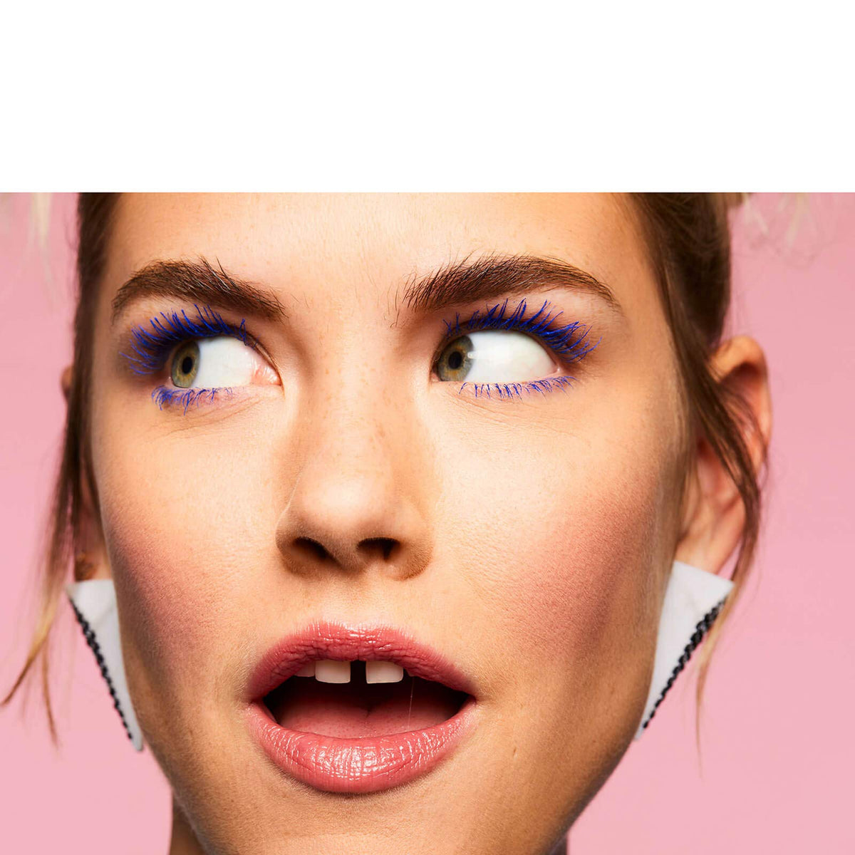 Benefit BADgal BANG! Mascara Brightening Blue applied on lashes