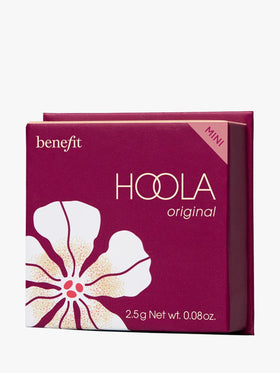 Benefit Hoola Matte Bronzer Mini in hand
