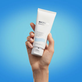 Biotherm Biomains Age-Delaying Hand Cream application on hand