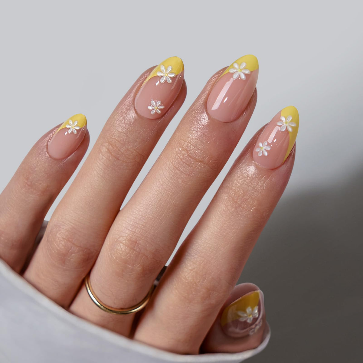 BTArtbox Press On Nails Daisy short almond style front view