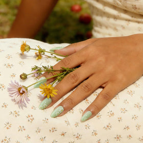 BTArtbox Press On Nails Meadow Daisy packaging