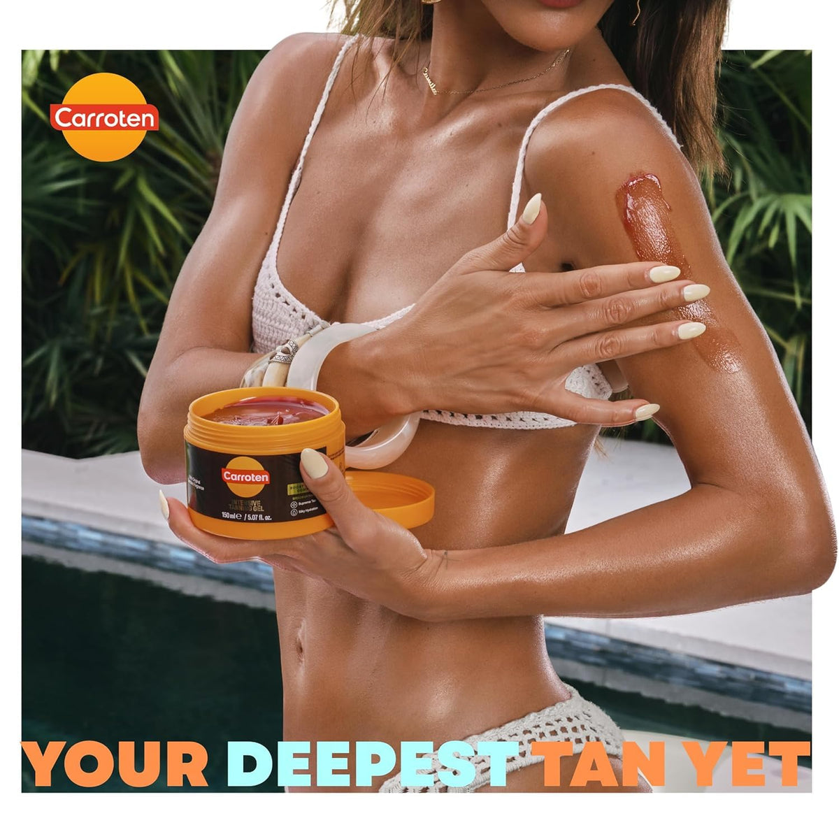 Carroten Intensive Tanning Gel in a beach setting