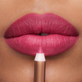 Charlotte Tilbury Lip Cheat Lip Liner close-up of tip