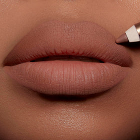 Charlotte Tilbury Lip Cheat Lip Liner close-up of tip