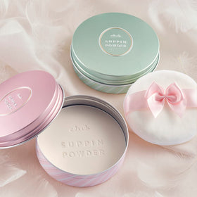 Close-up of Club Translucent Setting Powder Foundation texture