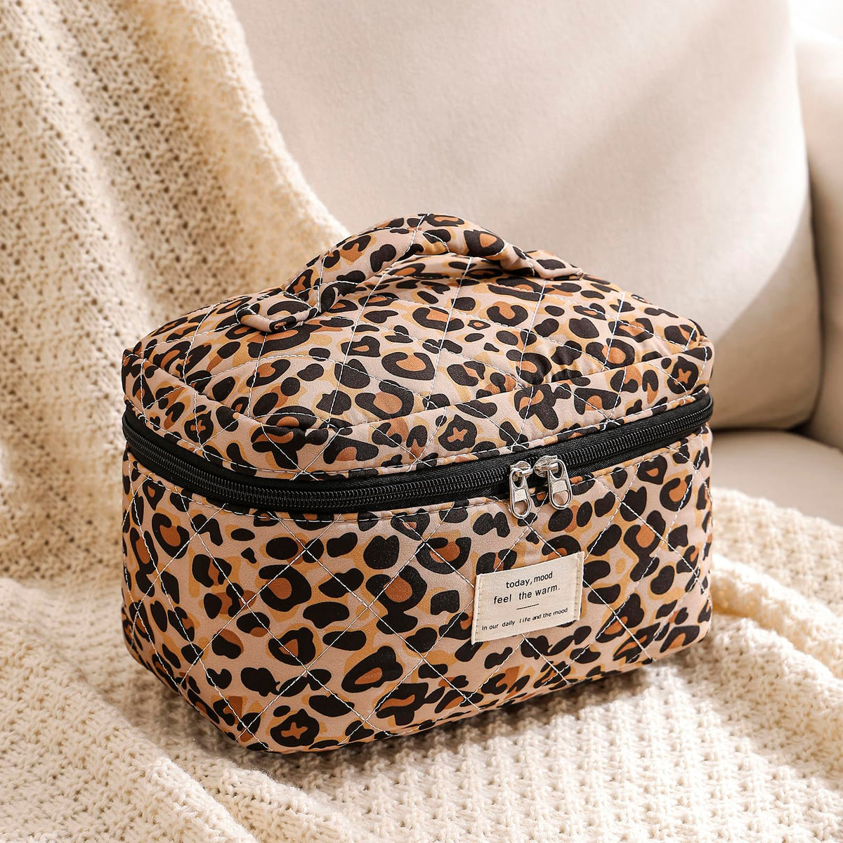 Close-up of floral pattern on uekeboag Large Travel Quilted Makeup Bag