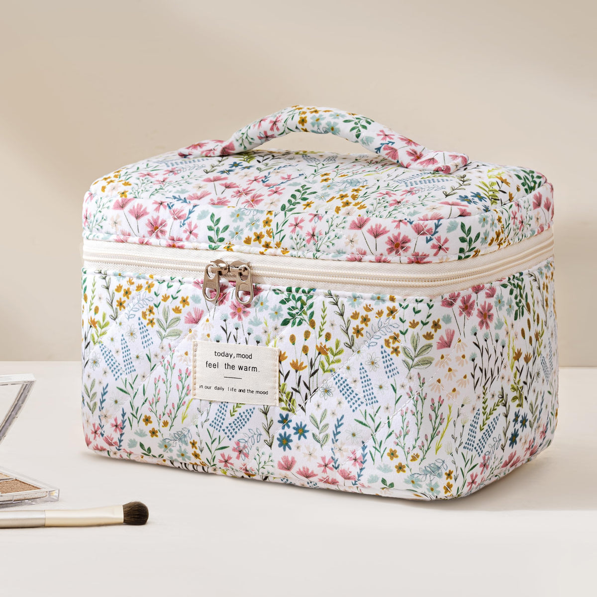 Close-up of HBselect gold-plated zipper on makeup bag
