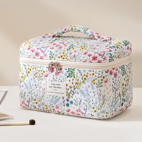 Close-up of HBselect gold-plated zipper on makeup bag