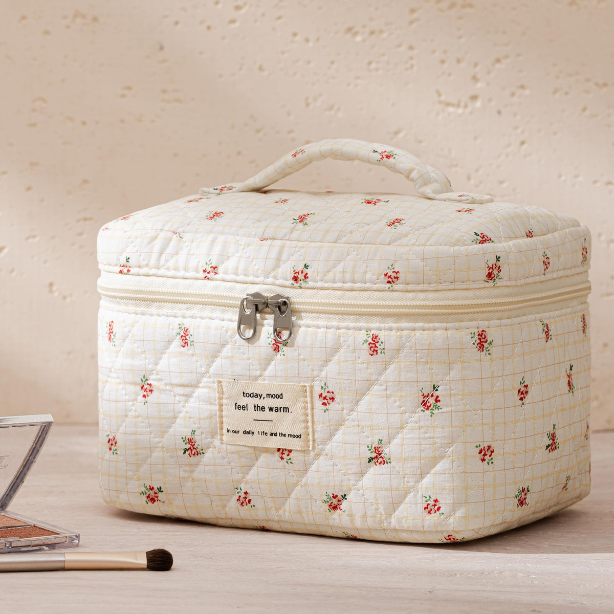 Close-up of HBselect makeup bag zipper