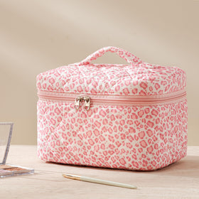 Close-up of HBselect makeup bag zipper and stitching