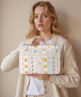 Close-up of HBselect makeup bag zipper and stitching