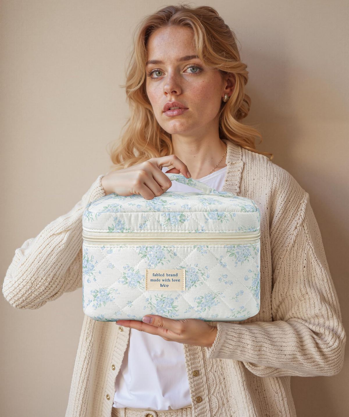 Close-up of HBselect makeup bag zipper and stitching