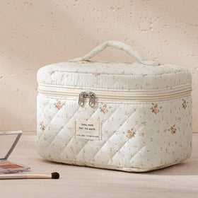 Close-up of HBselect makeup bag zipper detail