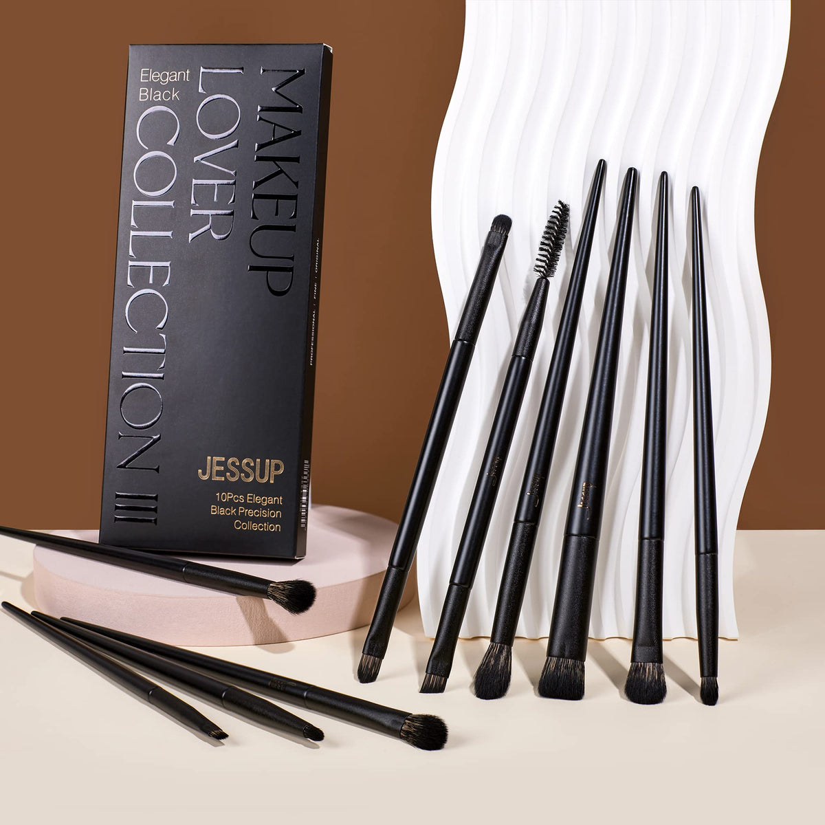 Close-up of Jessup concealer brush from the set