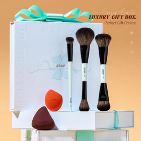 Close-up of Jessup dual-ended makeup brush with soft bristles