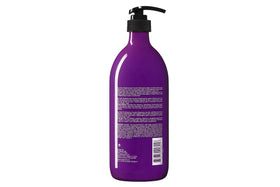 Close-up of L LUSETA conditioner texture on hand