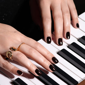 Close-up of LONDONTOWN lakur Nail Polish brush