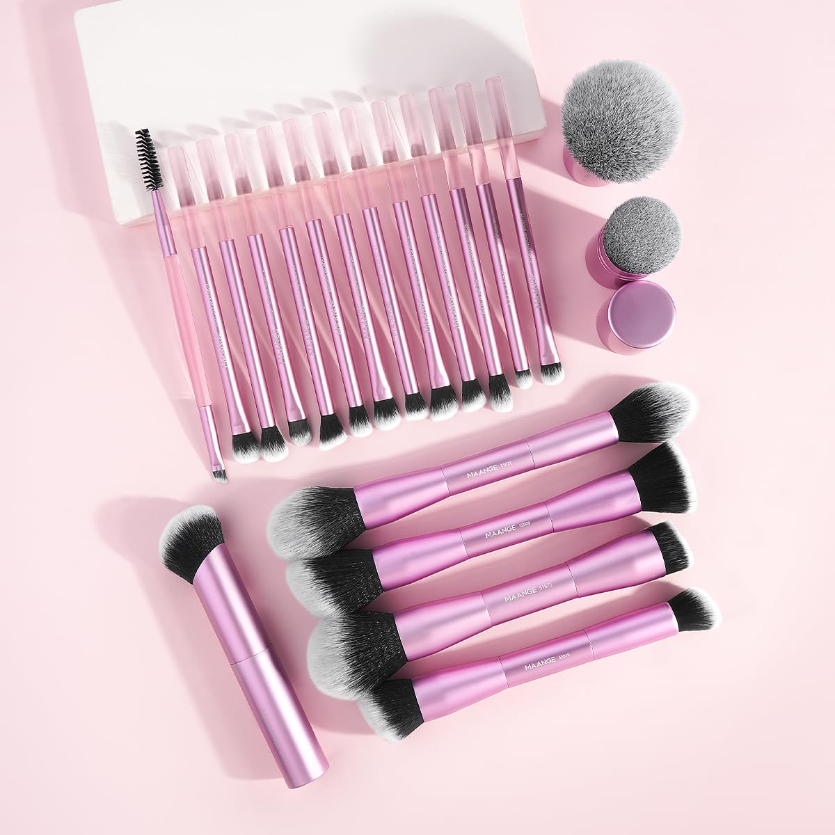 Close-up of MAANGE double-ended kabuki brush