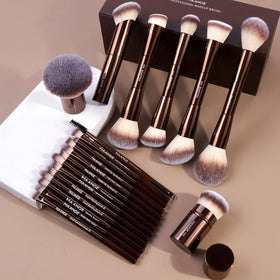 Close-up of MAANGE double-ended kabuki brush