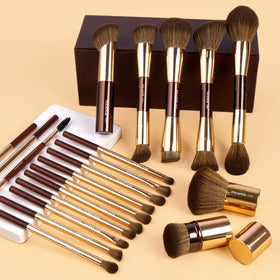 Close-up of MAANGE double-ended kabuki brushes