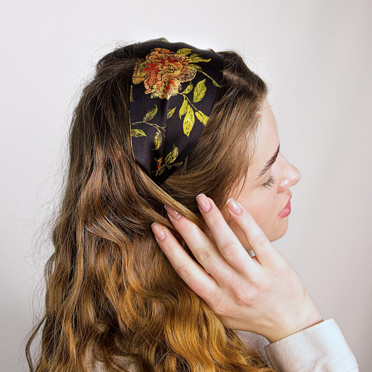 Close-up of Nochka Fashion Silk Headband silk lining