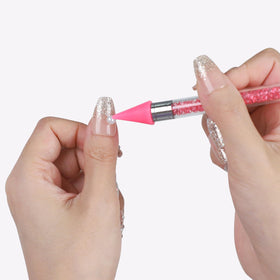 Close-up of OIFEN dual-ended wax pen with pink tip