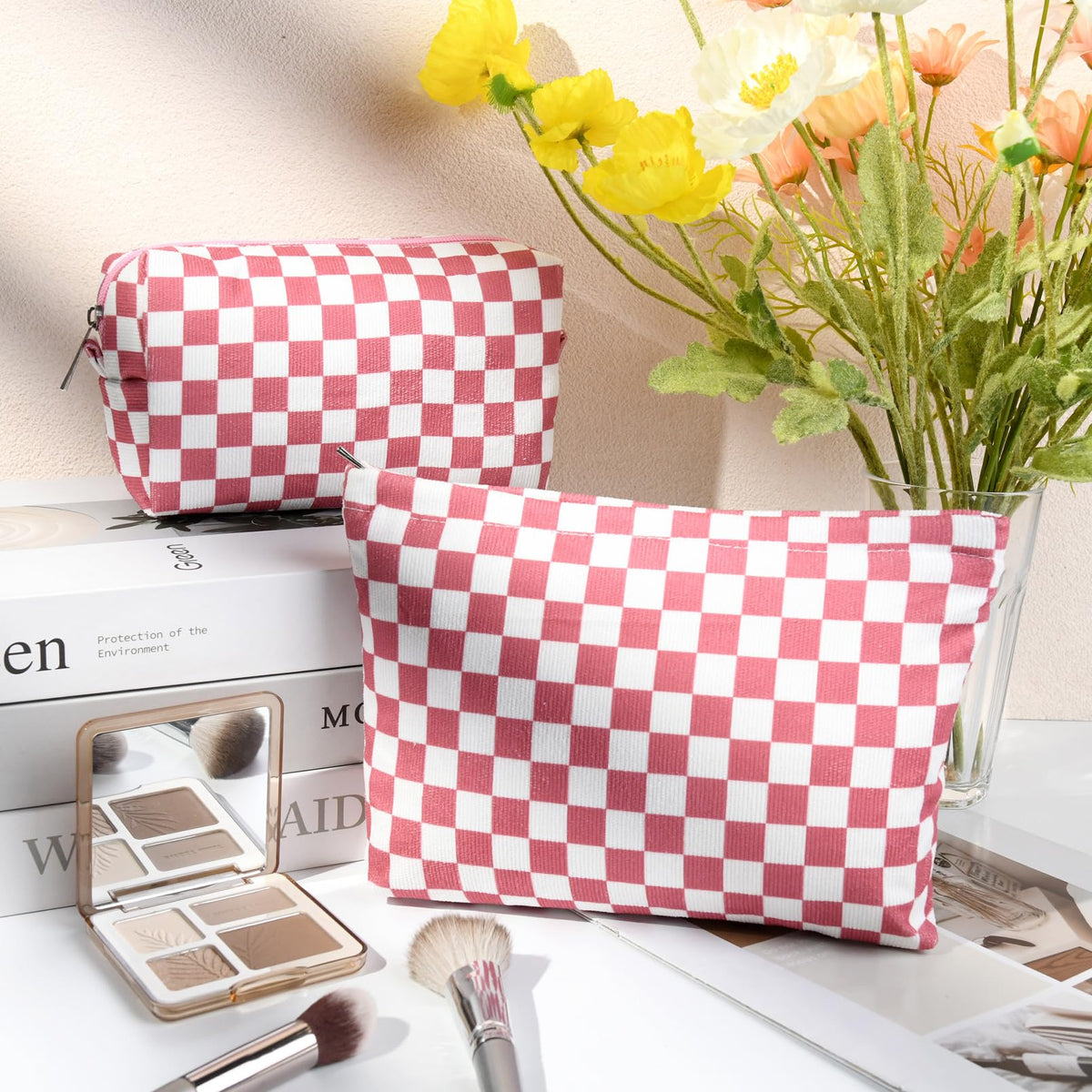 Close-up of SOIDRAM makeup bag zipper and interior