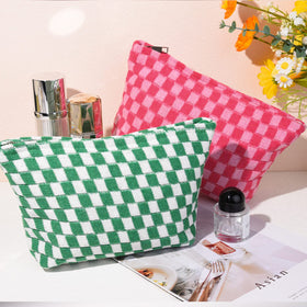 Close-up of SOIDRAM makeup bag zipper and pull