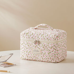 Close-up of the gold-plated zipper on HBselect makeup bag