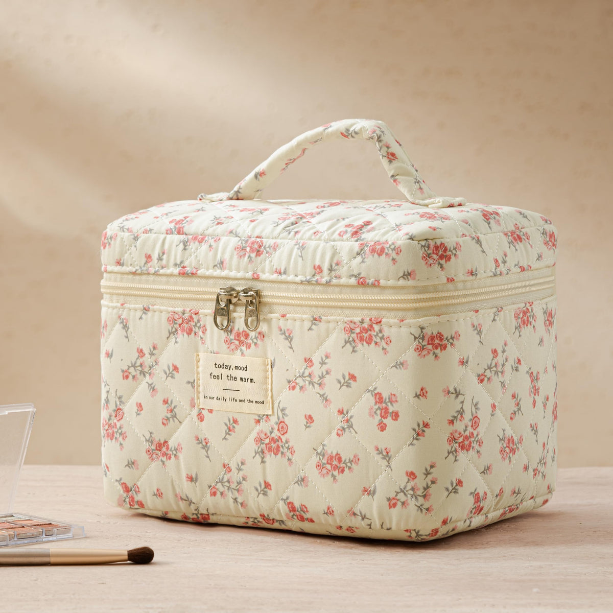 Close-up of the gold-plated zipper on HBselect Quilted Makeup Bag