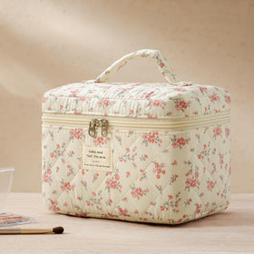 Close-up of the gold-plated zipper on HBselect Quilted Makeup Bag