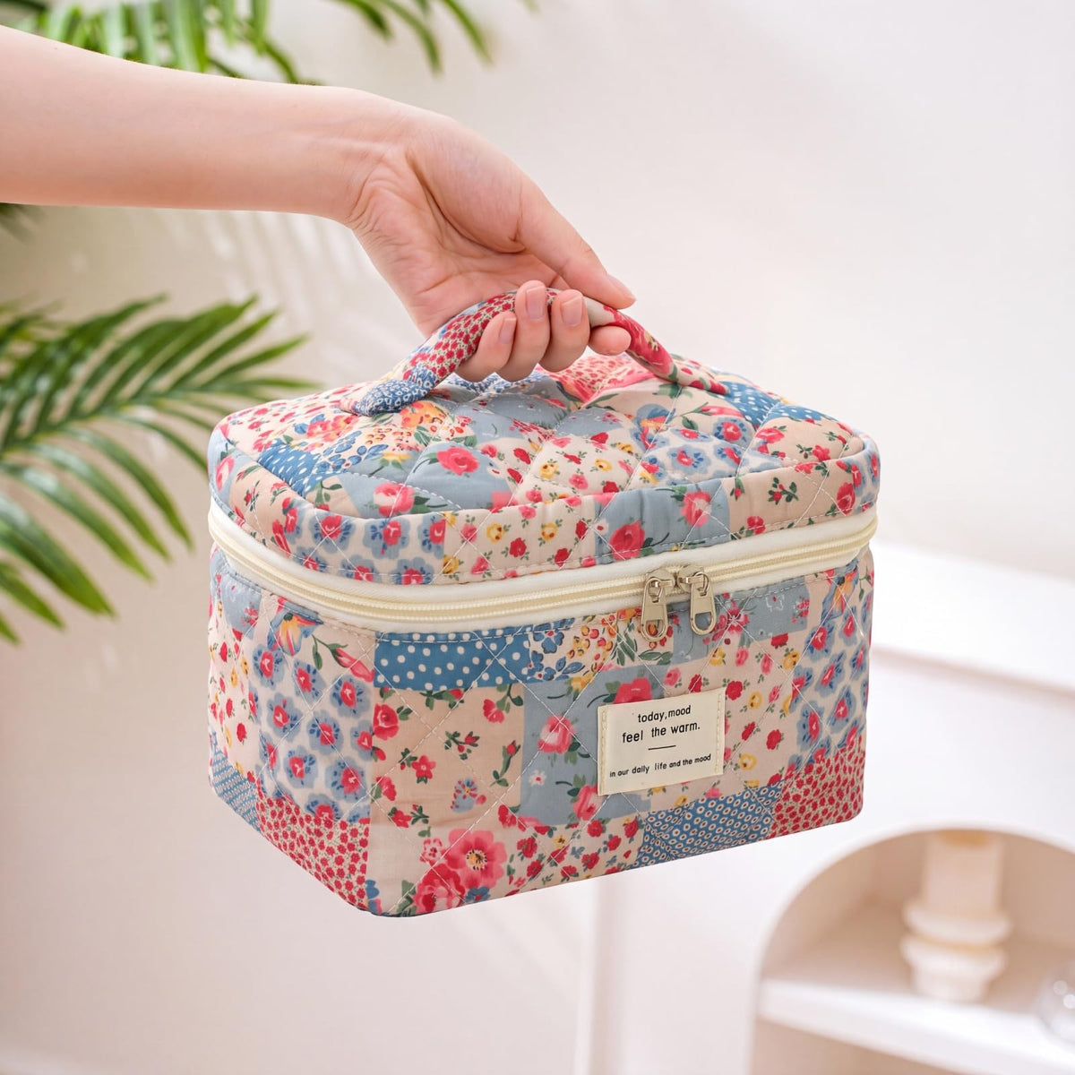 Close-up of zipper on uekeboag Large Floral Cotton Makeup Bag
