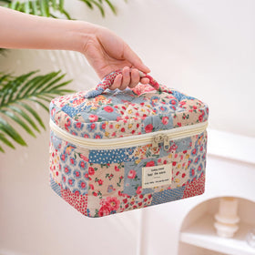 Close-up of zipper on uekeboag Large Floral Cotton Makeup Bag