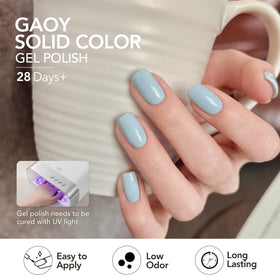 Curing GAOY gel nail polish under UV light