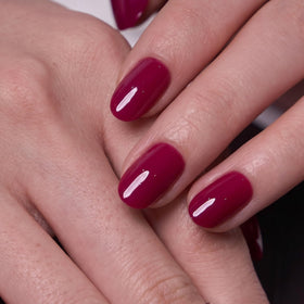CurvLife Short Oval Press On Nails Merlot Muse on model's hands